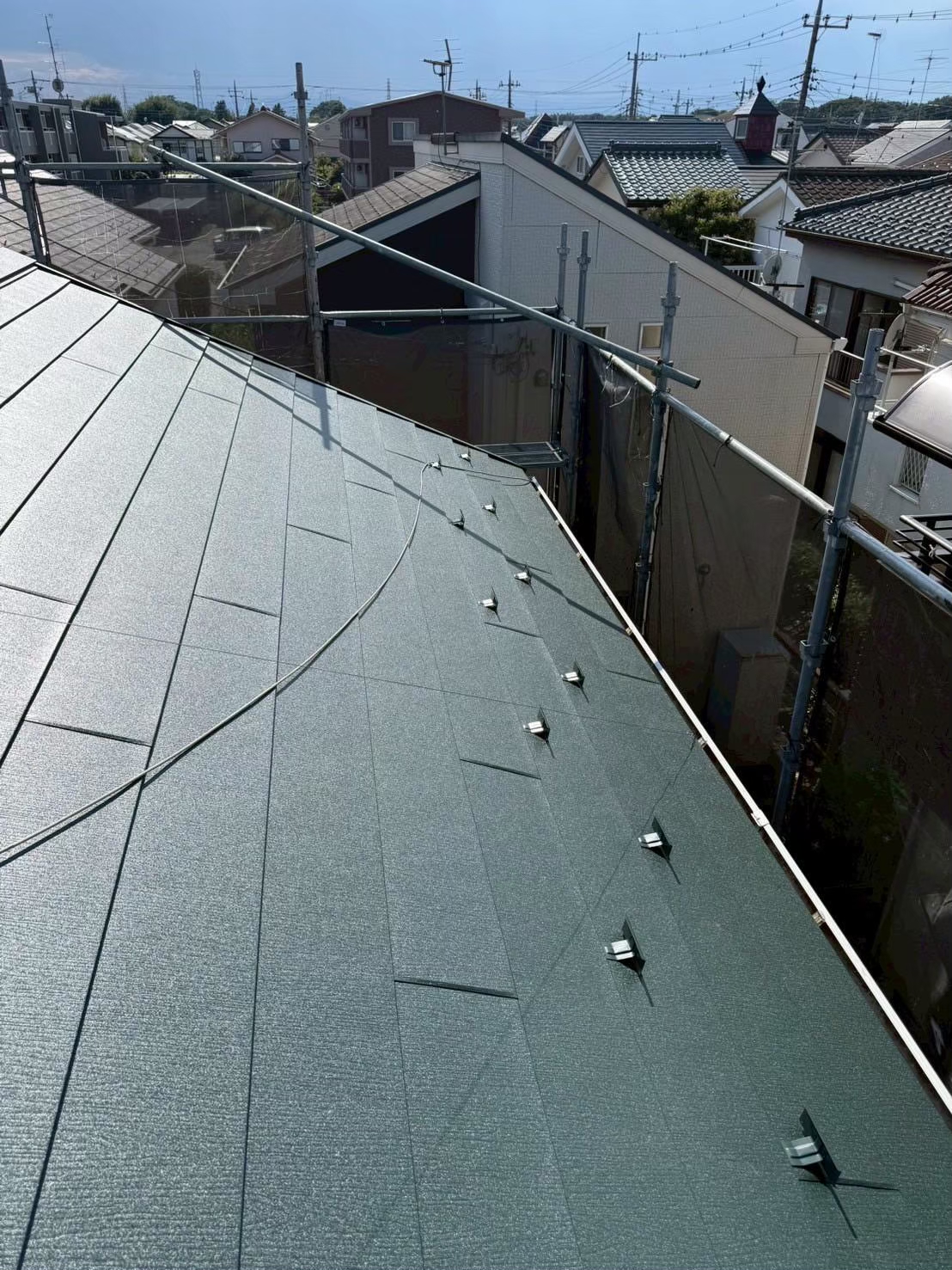狭山市にて築23年の屋根修理〈カビが目立つ屋根のカバー工法〉の施工後写真
