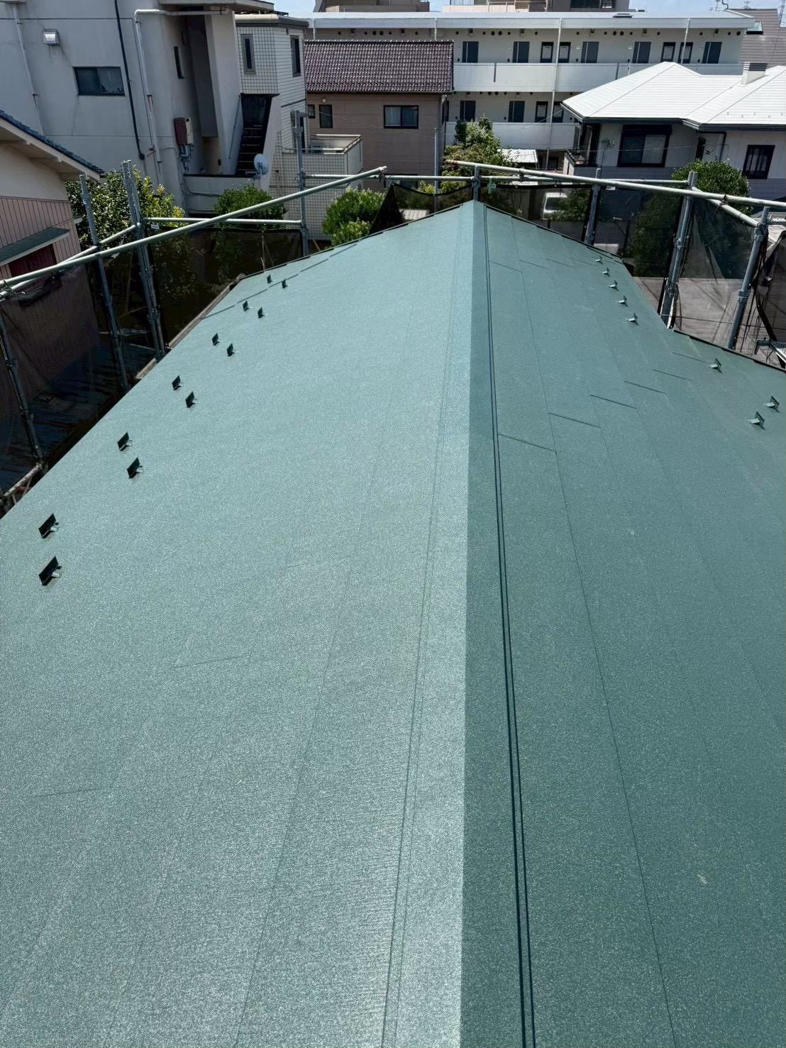 狭山市にて雨漏り予防の屋根カバー工事〈スーパーガルテクト〉の施工後写真