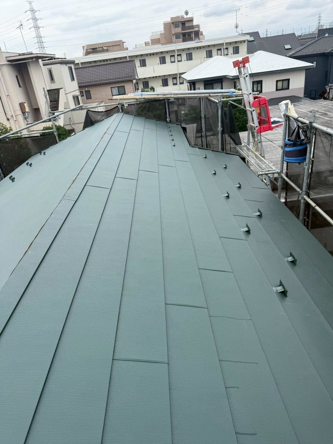 狭山市にて雨漏り予防の屋根修理〈スーパーガルテクトへのカバー工法〉の施工後写真